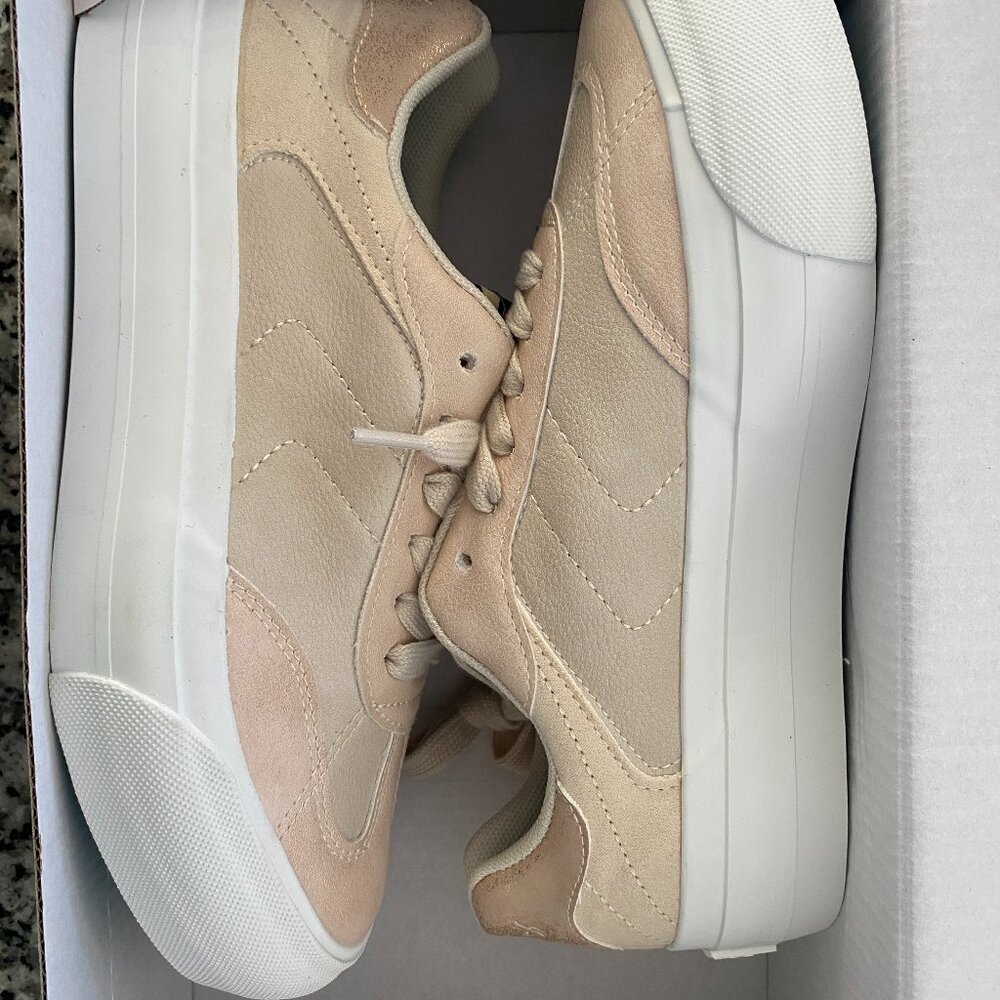 Blowfish Malibu Size 7 Sneaker